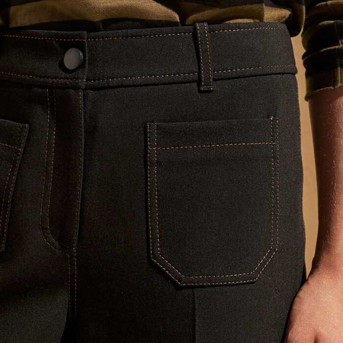 Functional cargo-inspired patch pockets are placed at the front and mock welt pockets at the back offer coverage.