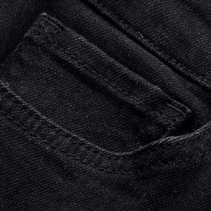 This authentic black denim is a blend of cotton and recycled poly with a 1% elastane content for comfort, stretch, and shape retention. An edgy black hue makes this a versatile addition to your AM-PM wardrobe.
It also features a sustainable water-free la