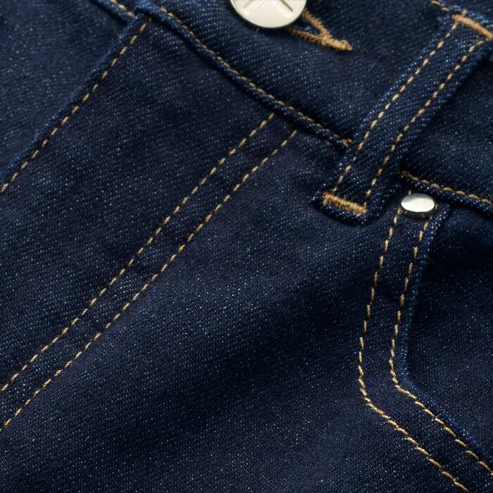 This rich indigo denim with light-rinse wash is an authentic smart-casual solution. It's imbued with stretch content for comfort and retention.
Some colour transfer may occur on light surfaces.